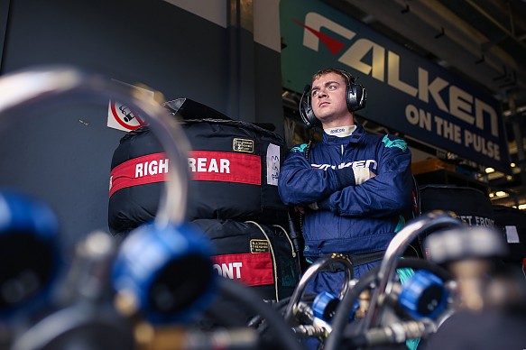 Falken Motorsports mechanic Falken Motorsports mechanic