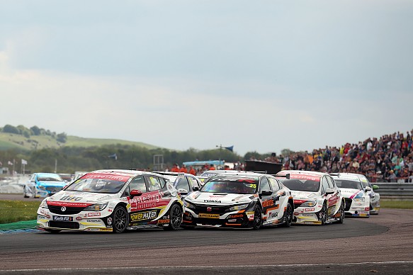 BTCC Thruxton lap one action BTCC Thruxton lap one action