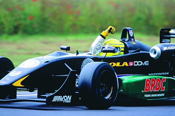 Danny Watts wins Castle Combe British F3 2004 Danny Watts wins Castle Combe British F3 2004