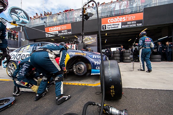 Jamie Whincup brake change Bathurst 1000 Jamie Whincup brake change Bathurst 1000